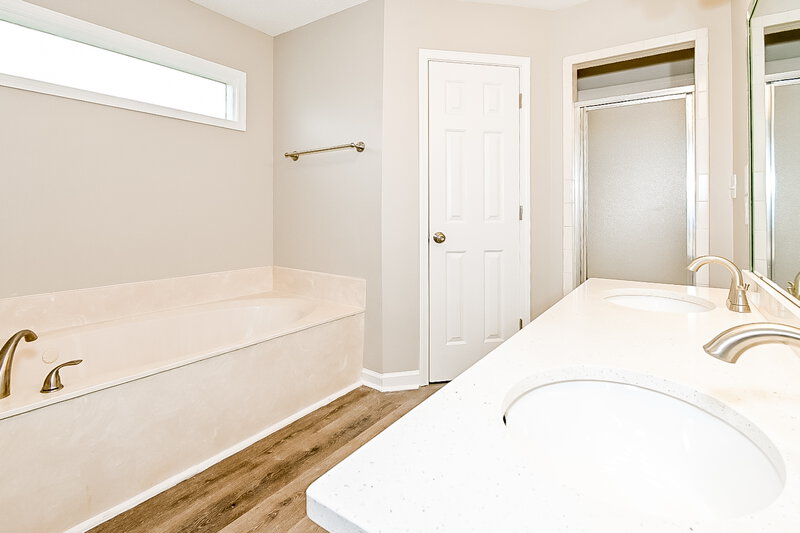 3,180/Mo, 8241 Meadow Vale Dr Memphis, TN 38125 Main Bathroom View