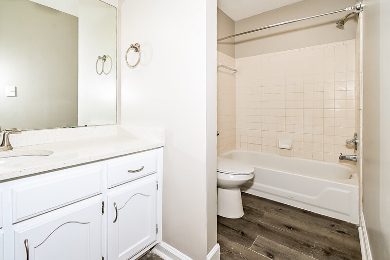 3,180/Mo, 8241 Meadow Vale Dr Memphis, TN 38125 Bathroom View