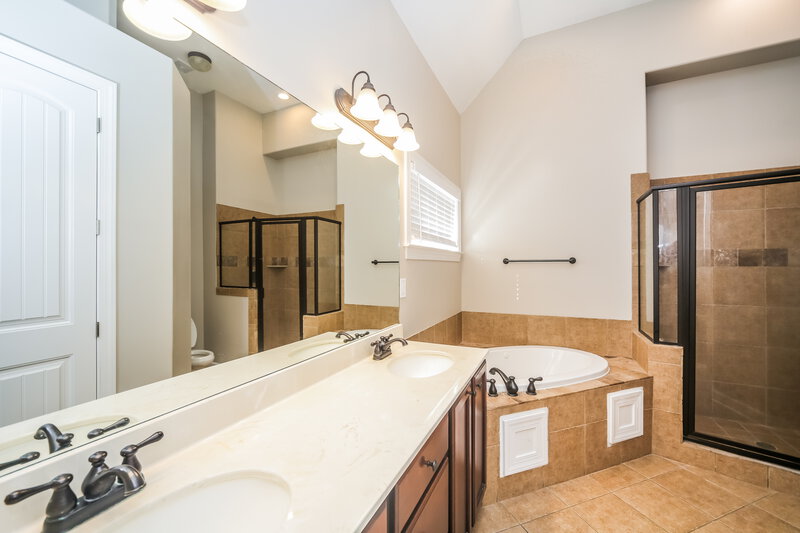 1,775/Mo, 5311 Laurelfield Ln Memphis, TN 38125 Main Bathroom View