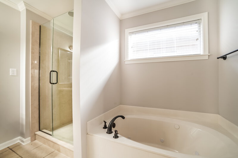 1,965/Mo, 2945 Glennbury Ln Southaven, MS 38672 Main Bathroom View 2
