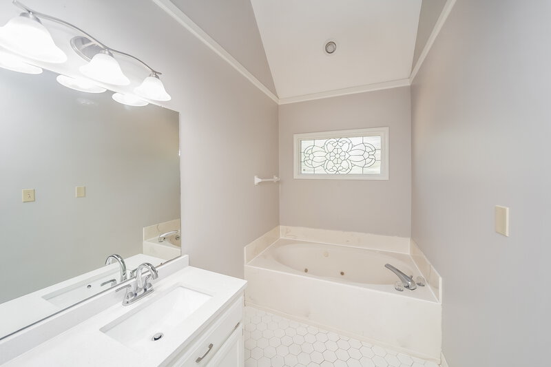 2,050/Mo, 8323 Trinity Rd Cordova, TN 38018 Main Bathroom View 2