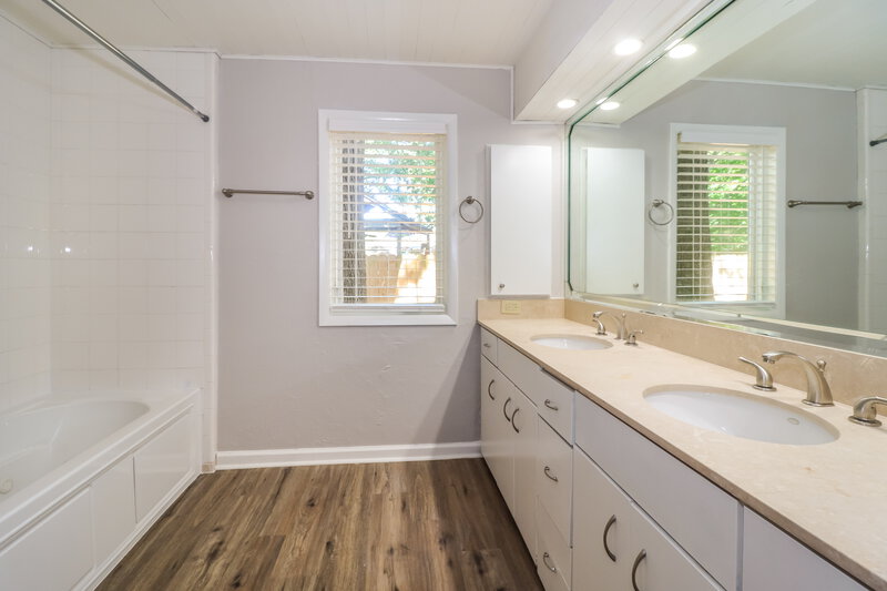 2,240/Mo, 8586 Grandbury Pl Cordova, TN 38016 Main Bathroom View