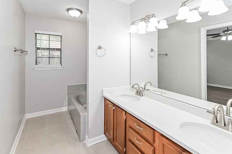 1,735/Mo, 6618 Sleepy Oak Dr Memphis, TN 38141 Main Bathroom View