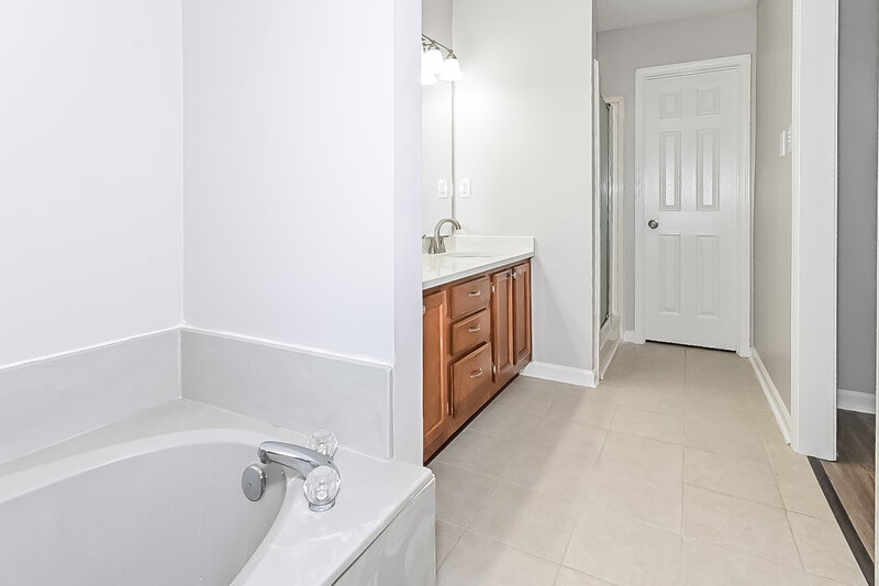 1,735/Mo, 6618 Sleepy Oak Dr Memphis, TN 38141 Main Bathroom View 2