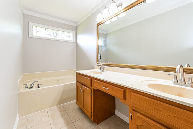 2,000/Mo, 7127 Amber Dr Olive Branch, MS 38654 Main Bathroom View