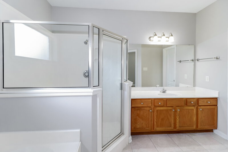 2,670/Mo, 8750 Rogers Park Ave Cordova, TN 38016 Main Bathroom View