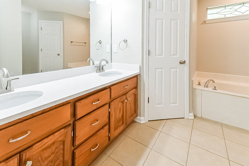 1,825/Mo, 7773 Mary Payton Dr Southaven, MS 38671 Main Bathroom View 2