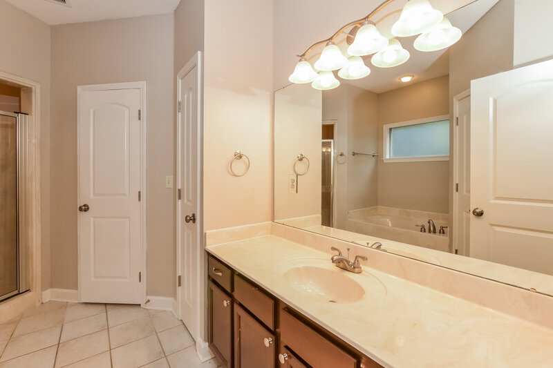 2,100/Mo, 1140 Casentino St Cordova, TN 38018 Main Bathroom View