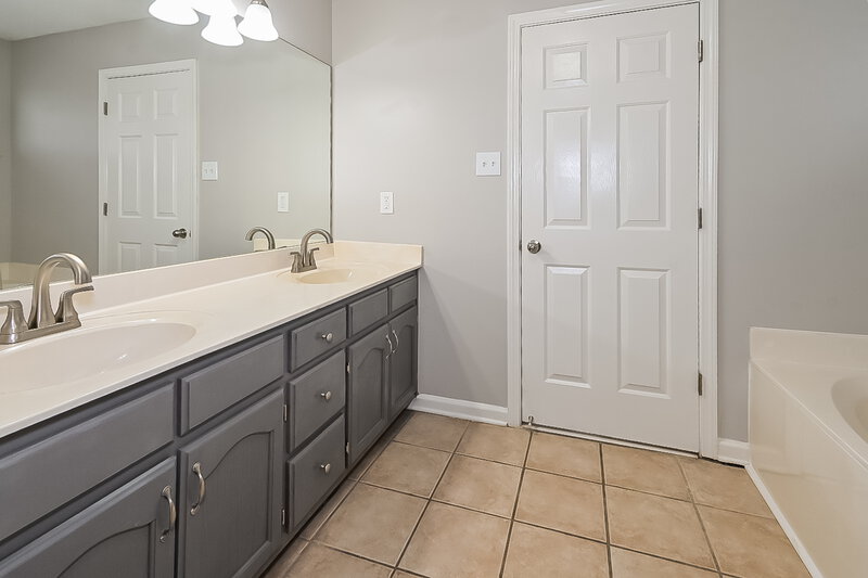 2,870/Mo, 1271 Pendulum Dr Hernando, MS 38632 Main Bathroom View
