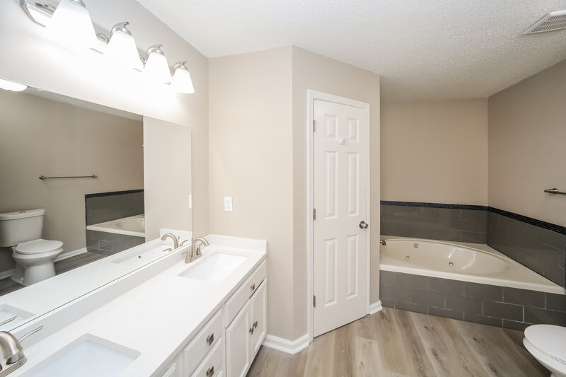 2,120/Mo, 4915 Top Notch Loop Memphis, TN 38125 Main Bathroom View