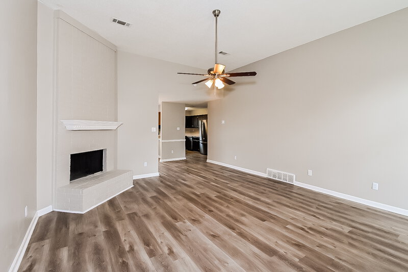 2,690/Mo, 5493 Kindle Creek Dr Memphis, TN 38141 Living Room View 2