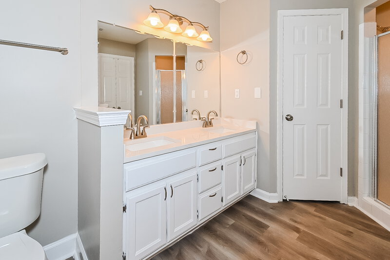 2,690/Mo, 5493 Kindle Creek Dr Memphis, TN 38141 Main Bathroom View 2