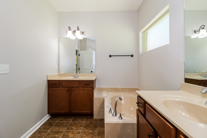 1,770/Mo, 1731 Bellevue Grove Cv Cordova, TN 38016 Main Bathroom View