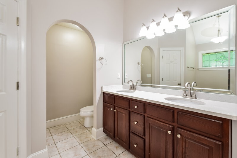 2,190/Mo, 257 Northwood Hills Dr Hernando, MS 38632 Main Bathroom View