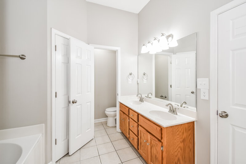 1,915/Mo, 1337 Pendulum Dr N Hernando, MS 38632 Main Bathroom View 2