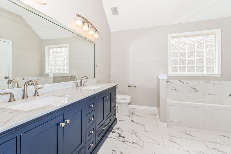 2,170/Mo, 2236 Oak Hollow Ln Cordova, TN 38016 Main Bathroom View