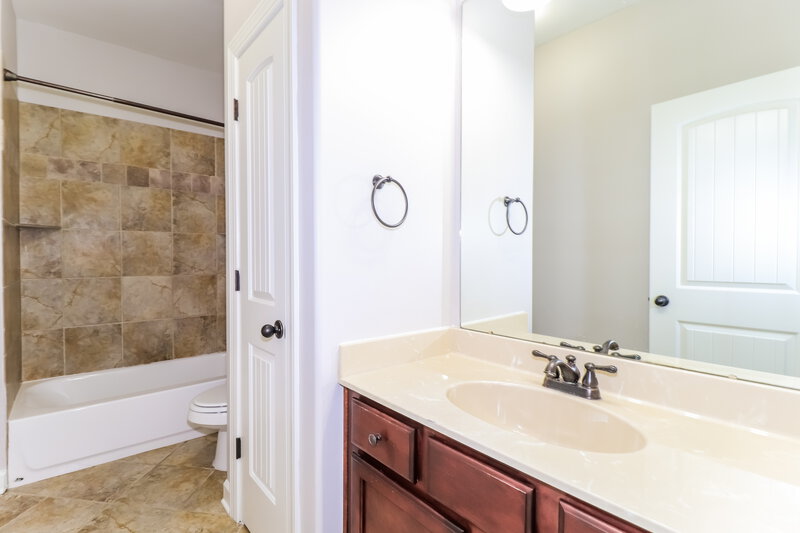 2,610/Mo, 6832 Lagrange Grove Dr Cordova, TN 38018 Bathroom View