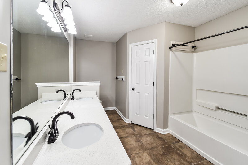 2,045/Mo, 5205 Plum Tree Dr Southaven, MS 38671 Main Bathroom View