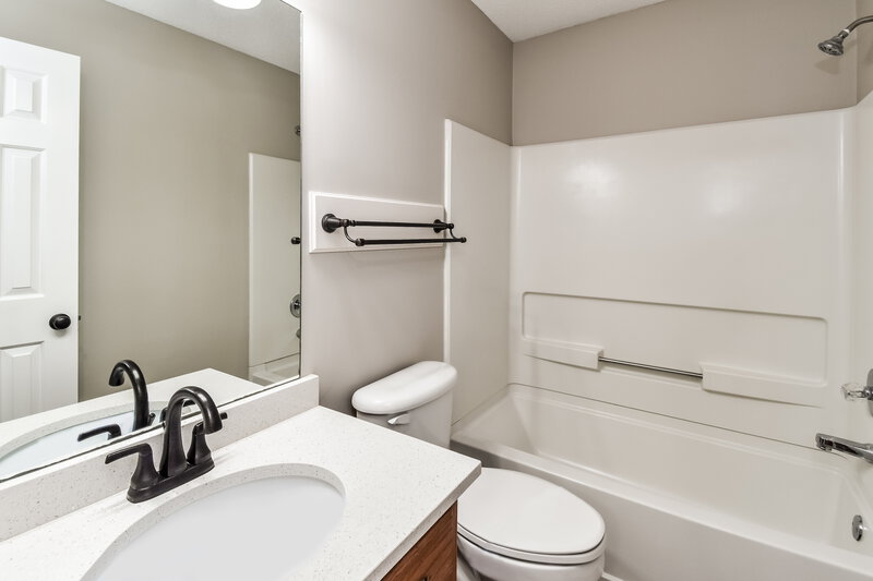 2,045/Mo, 5205 Plum Tree Dr Southaven, MS 38671 Bathroom View