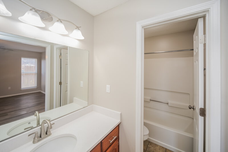 1,640/Mo, 9136 Triple Crown Loop W Southaven, MS 38671 Main Bathroom View