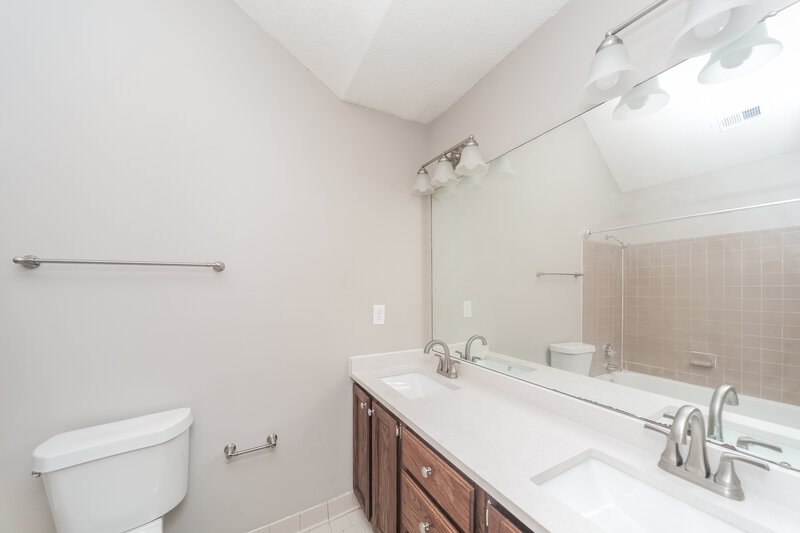 1,970/Mo, 5036 Brooksbank Cv S Memphis, TN 38141 Bathroom View
