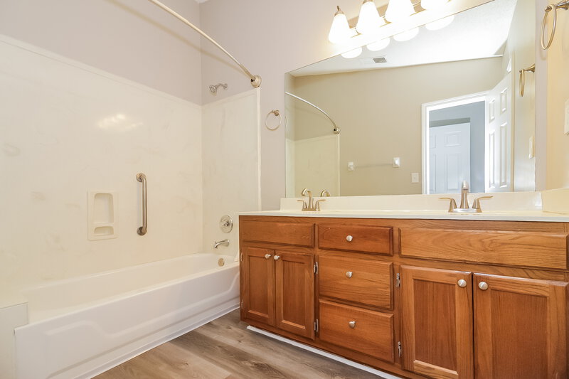 1,825/Mo, 1105 Atterbury Cir S Southaven, MS 38671 Main Bathroom View