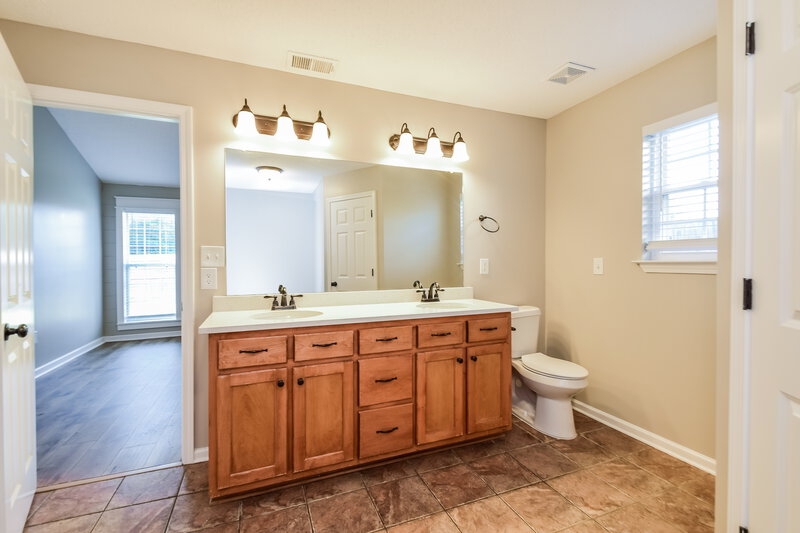 2,080/Mo, 1720 Avery Cv Southaven, MS 38671 Main Bathroom View