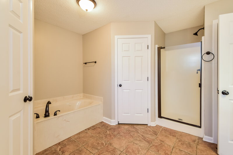 2,080/Mo, 1720 Avery Cv Southaven, MS 38671 Main Bathroom View 2