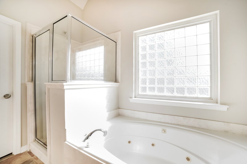 3,390/Mo, 2221 Linda Shore Dr Southaven, MS 38672 Main Bathroom View