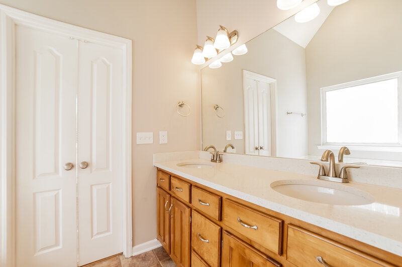3,390/Mo, 2221 Linda Shore Dr Southaven, MS 38672 Main Bathroom View 2