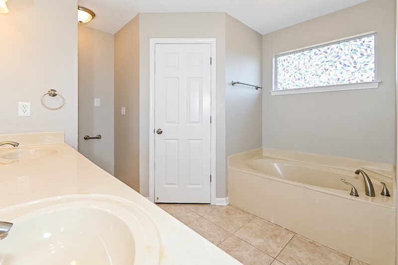 3,200/Mo, 5952 Christopher Jordan Dr Southaven, MS 38672 Main Bathroom View