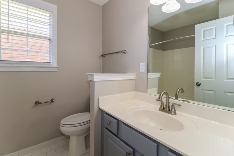 1,695/Mo, 7737 Wolfden Cir Memphis, TN 38133 Bathroom View