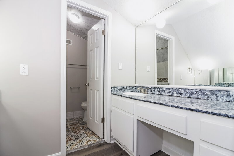 1,840/Mo, 967 Hawkview Dr Cordova, TN 38018 Main Bathroom View