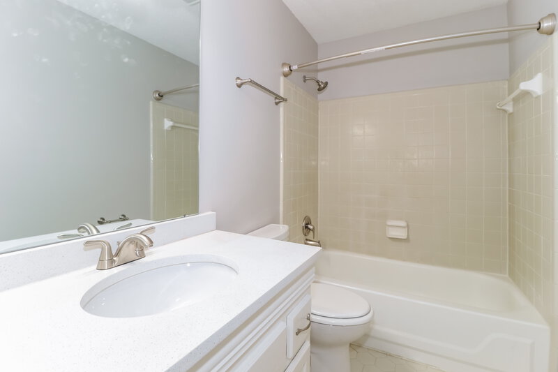1,735/Mo, 6293 Star Valley Dr Bartlett, TN 38134 Main Bathroom View