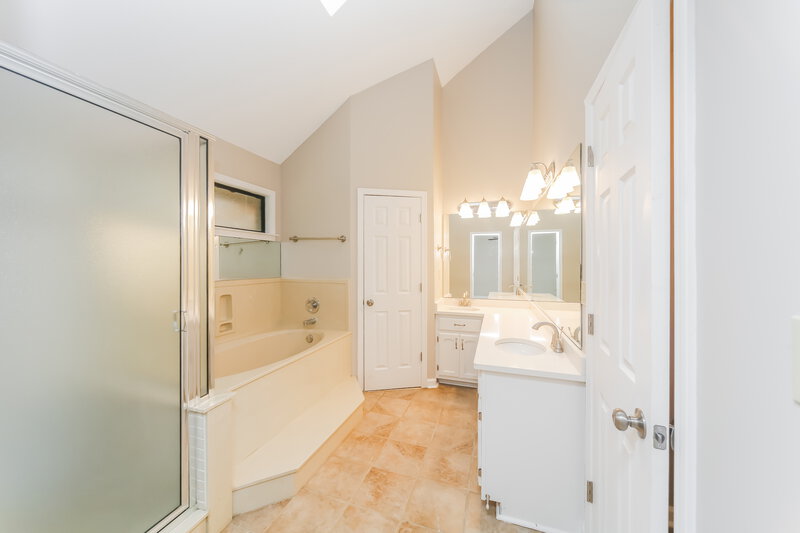 1,610/Mo, 6900 Phillips Pl Olive Branch, MS 38654 Main Bathroom View