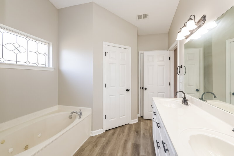 2,870/Mo, 13202 Claybourne Cv Olive Branch, MS 38654 Main Bathroom View 2