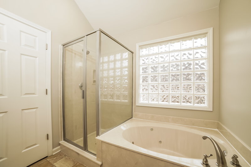 2,015/Mo, 255 S Sanga Rd Cordova, TN 38018 Main Bathroom View