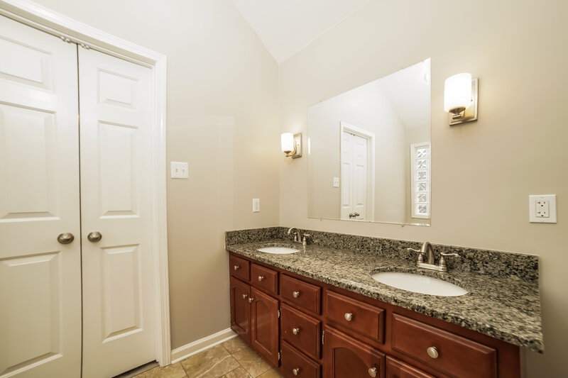2,015/Mo, 255 S Sanga Rd Cordova, TN 38018 Main Bathroom View 2