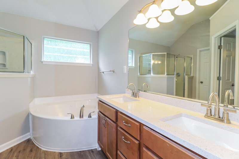 2,095/Mo, 9728 Tucker Creek Cv Cordova, TN 38018 Main Bathroom View