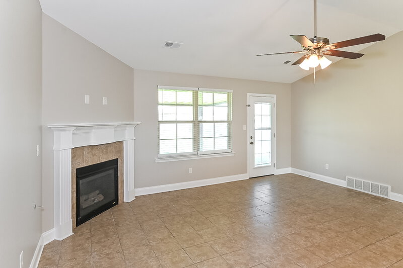 1,920/Mo, 7647 Brierfield Dr E Southaven, MS 38672 Living Room View