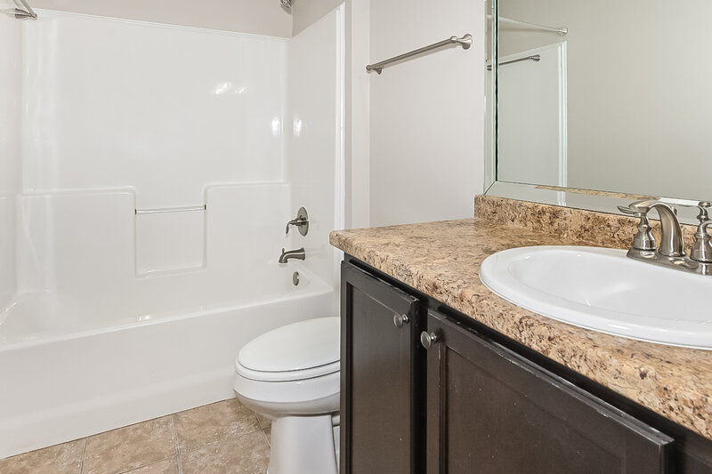 1,920/Mo, 7647 Brierfield Dr E Southaven, MS 38672 Main Bathroom View