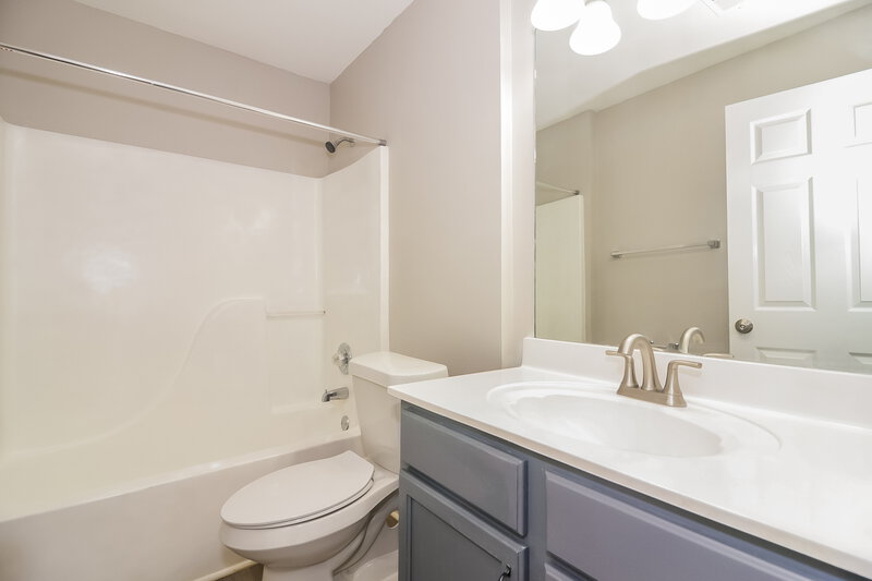 1,645/Mo, 4784 Harvest Park Dr Memphis, TN 38125 Bathroom View