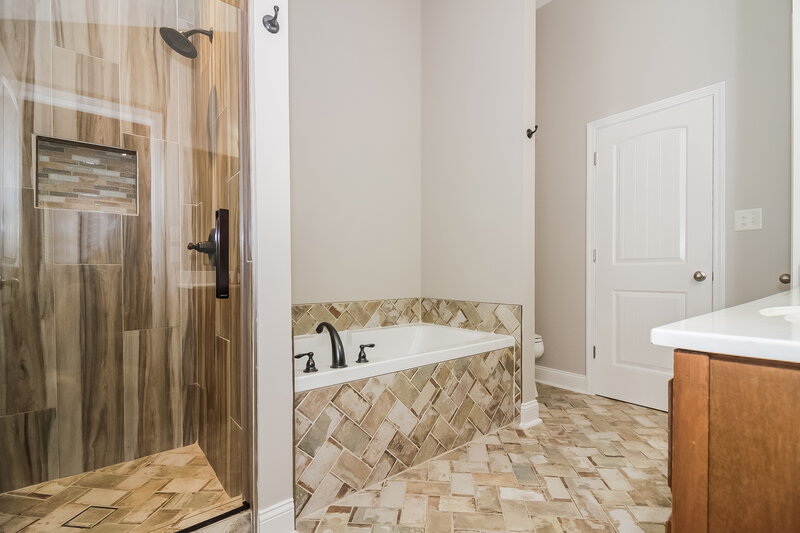2,125/Mo, 8331 Grayce Dr Southaven, MS 38671 Main Bathroom View