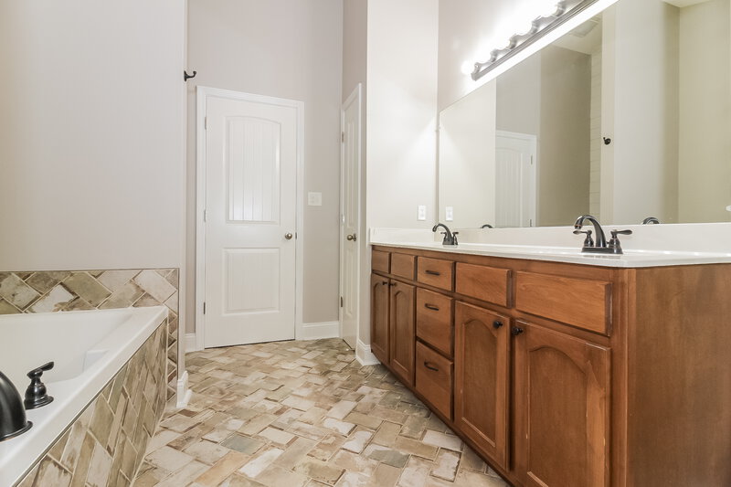 2,125/Mo, 8331 Grayce Dr Southaven, MS 38671 Main Bathroom View 2