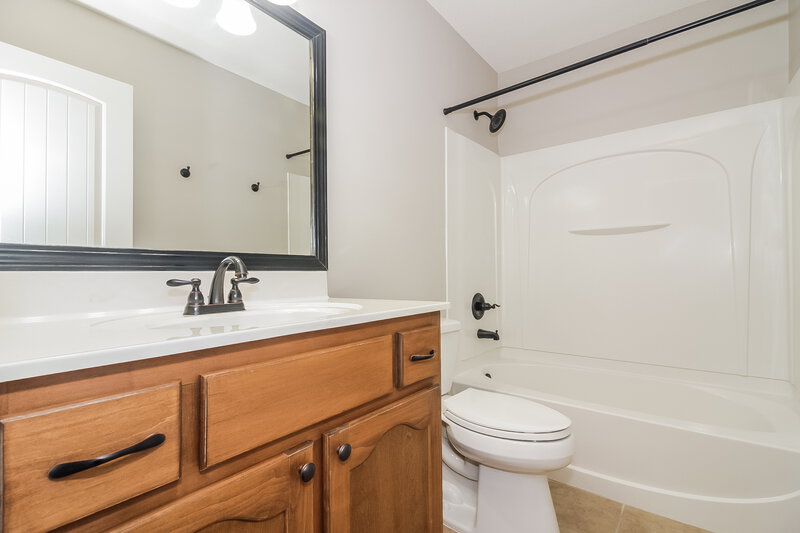 2,125/Mo, 8331 Grayce Dr Southaven, MS 38671 Bathroom View