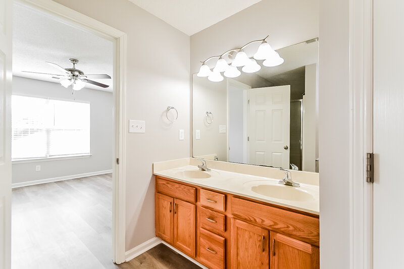 2,000/Mo, 5512 Fernbank Cv Memphis, TN 38125 Main Bathroom View