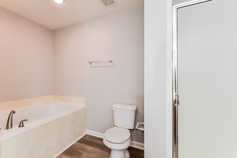 2,000/Mo, 5512 Fernbank Cv Memphis, TN 38125 Main Bathroom View 2