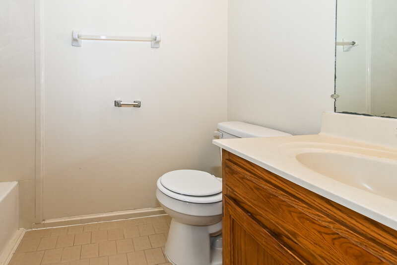 2,250/Mo, 7775 Biloxi Cv Millington, TN 38053 Bathroom View