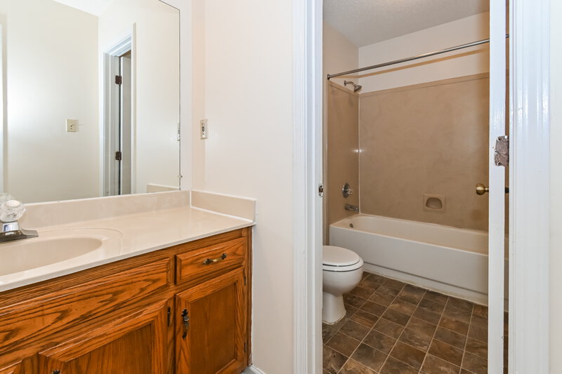 2,250/Mo, 7775 Biloxi Cv Millington, TN 38053 Main Bathroom View