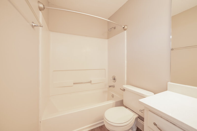 1,625/Mo, 9179 Belmont Dr Southaven, MS 38671 Main Bathroom View